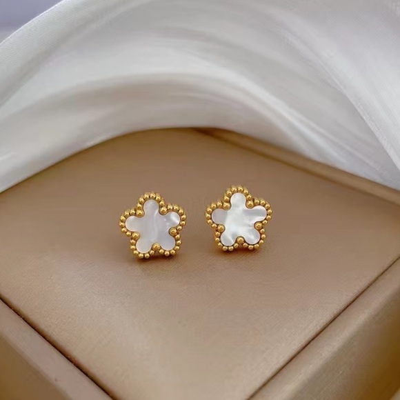 NWOT Clover  Five Petal Flower Earring Studs Made of Mother of Pearl and 18K GP - Picture 3 of 16